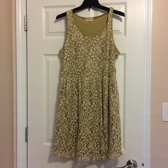 Altar'd State Dresses & Skirts - Flowy sleeveless floral dress, size large